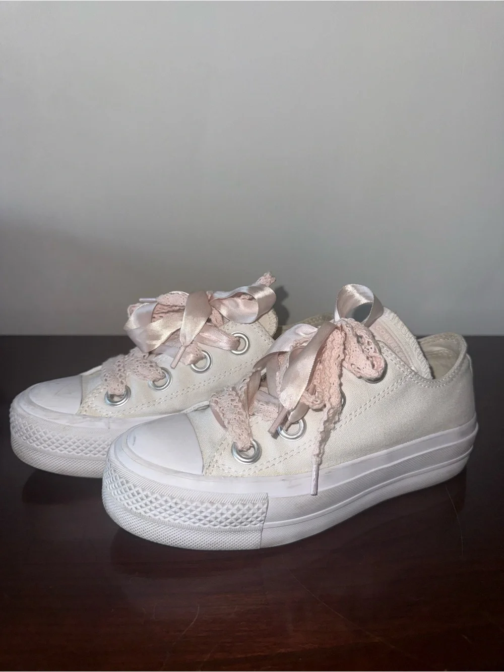 Converse Kids White Canvas Low-Top Sneakers with Pale Pink Ribbon Laces